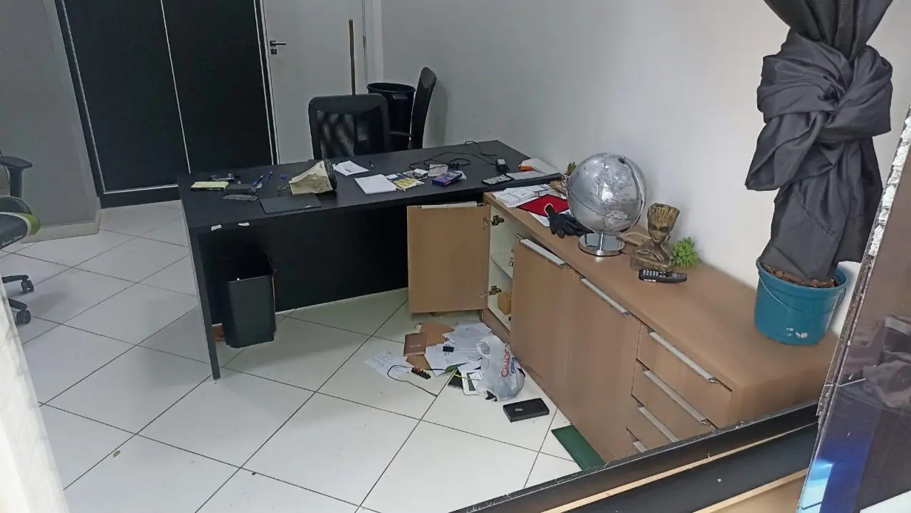 Empresa de Maringá é invadida duas vezes em menos de uma hora pelos mesmos ladrões; câmera flagrou o crime