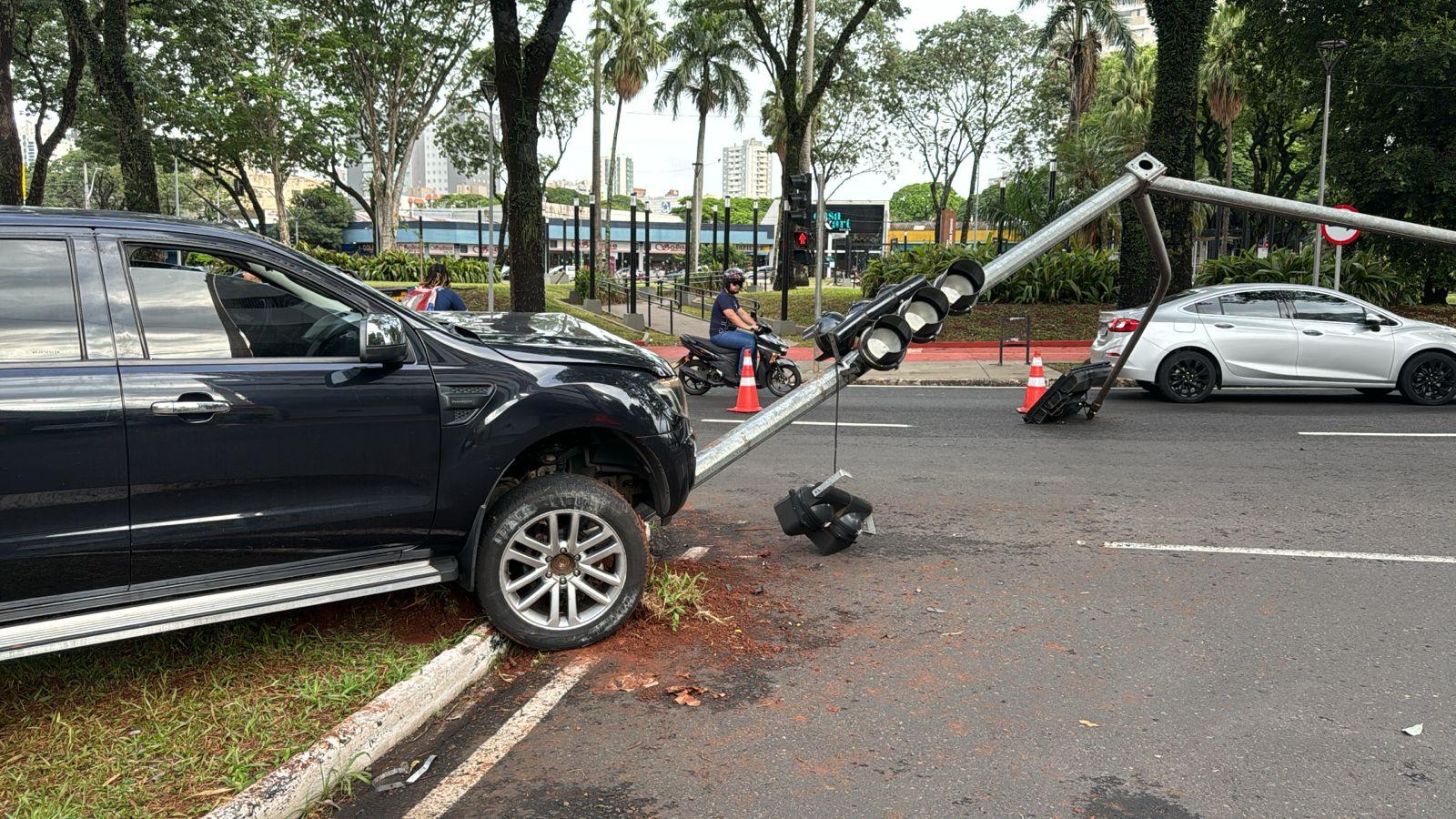 Acidente na Praça Rocha Pombo causa congestionamento na região central