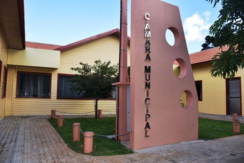 Vereadores de Laranjeiras do Sul aprovaram aumento de 38% a 65% nos salários do prefeito, vice e secretários