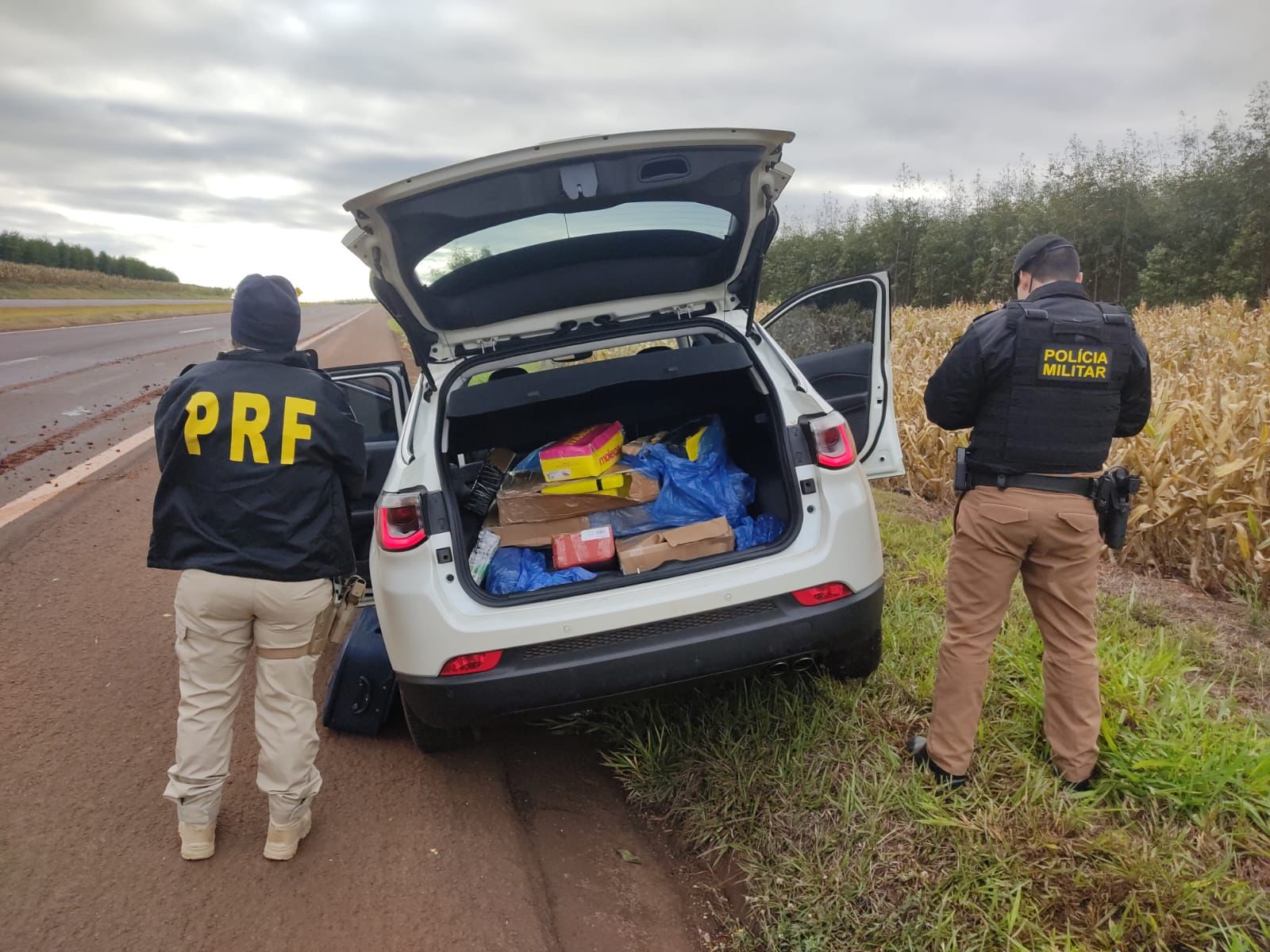 Polícia apreende veículo furtado com drogas e anabolizantes após perseguição