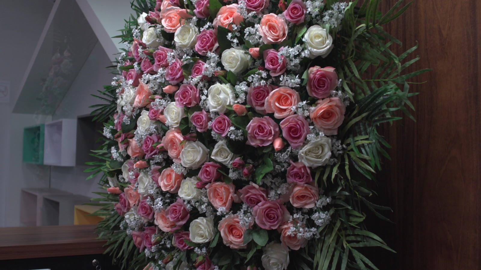 Centro universitário e crematório estudam destinação de coroa de flores
