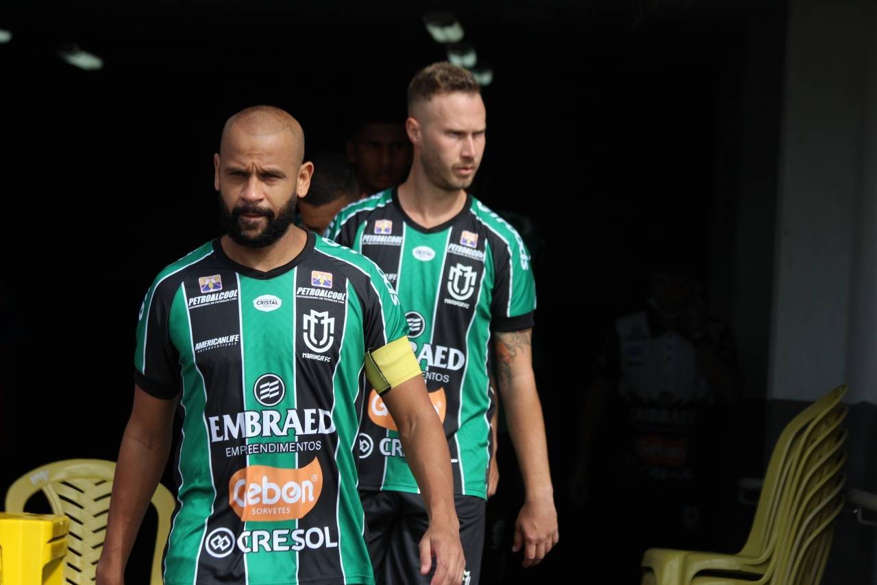 Maringá FC anuncia saída do lateral-esquerdo Carlinhos