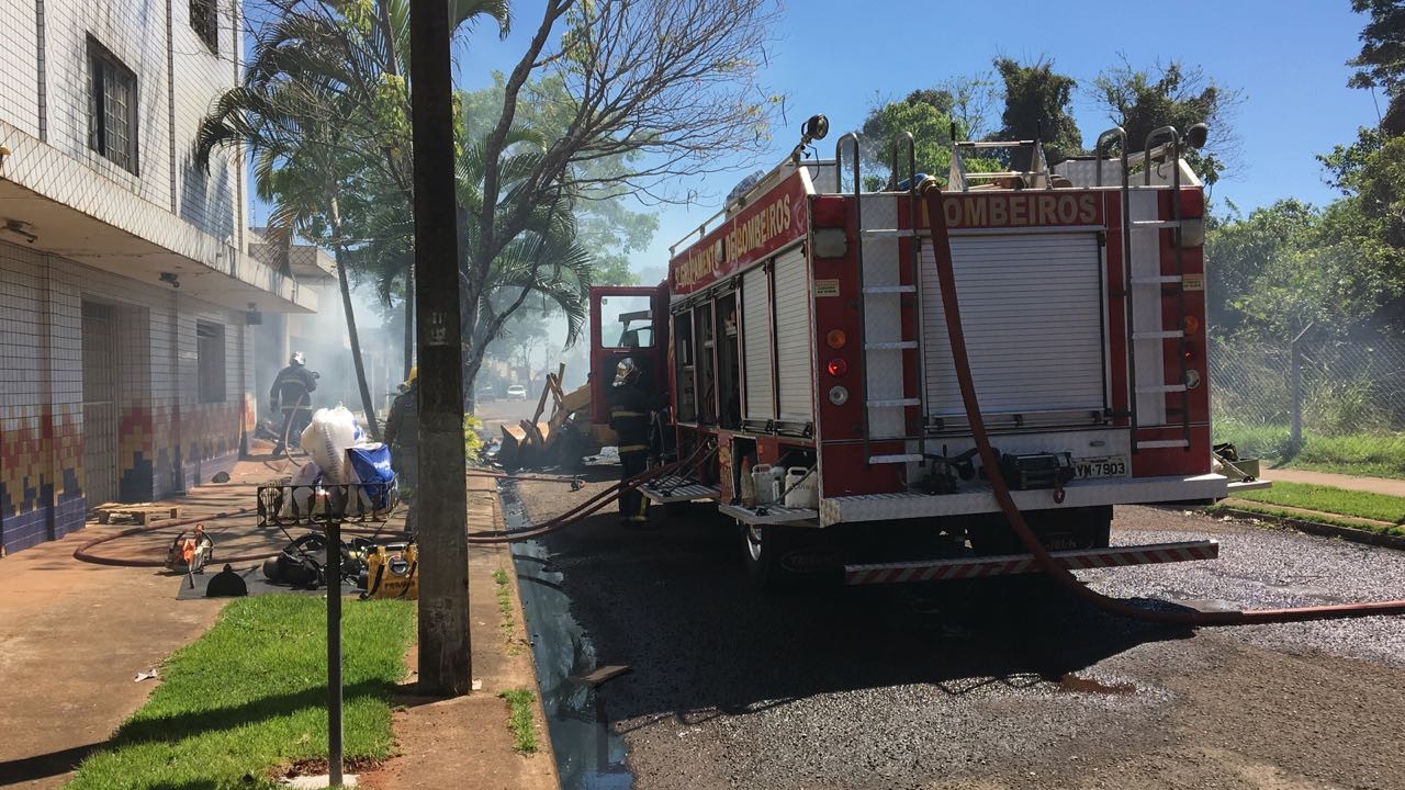 Incêndio destrói gráfica