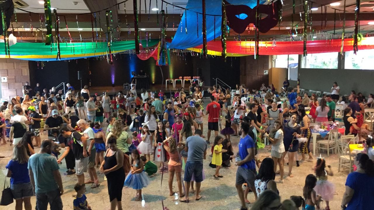 Matinê de carnaval garante diversão em família em Maringá