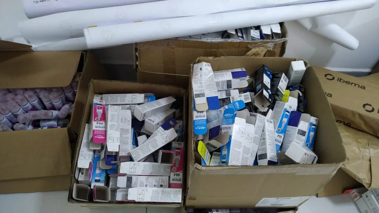 Polícia Civil fecha depósito que vendia refil de tinta de impressora ‘barata’ com embalagem adulterada em Maringá