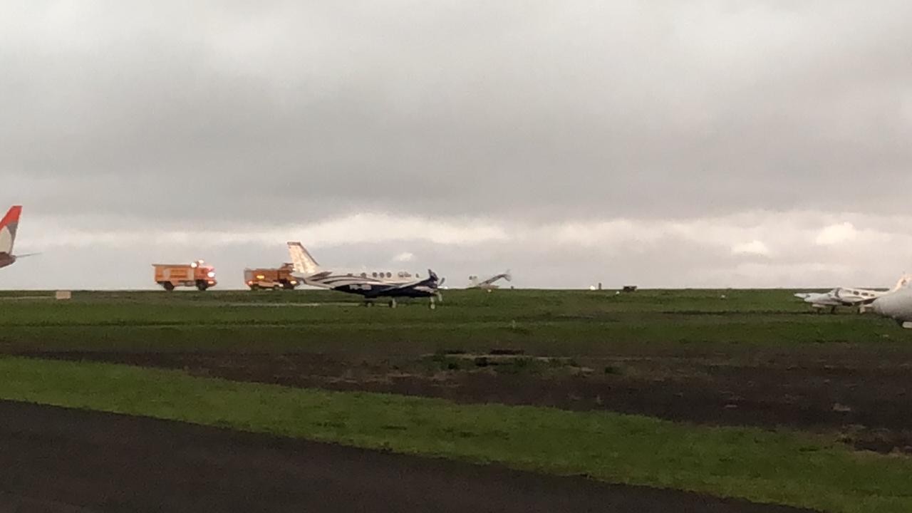 Ventos fortes tombam avião em Maringá