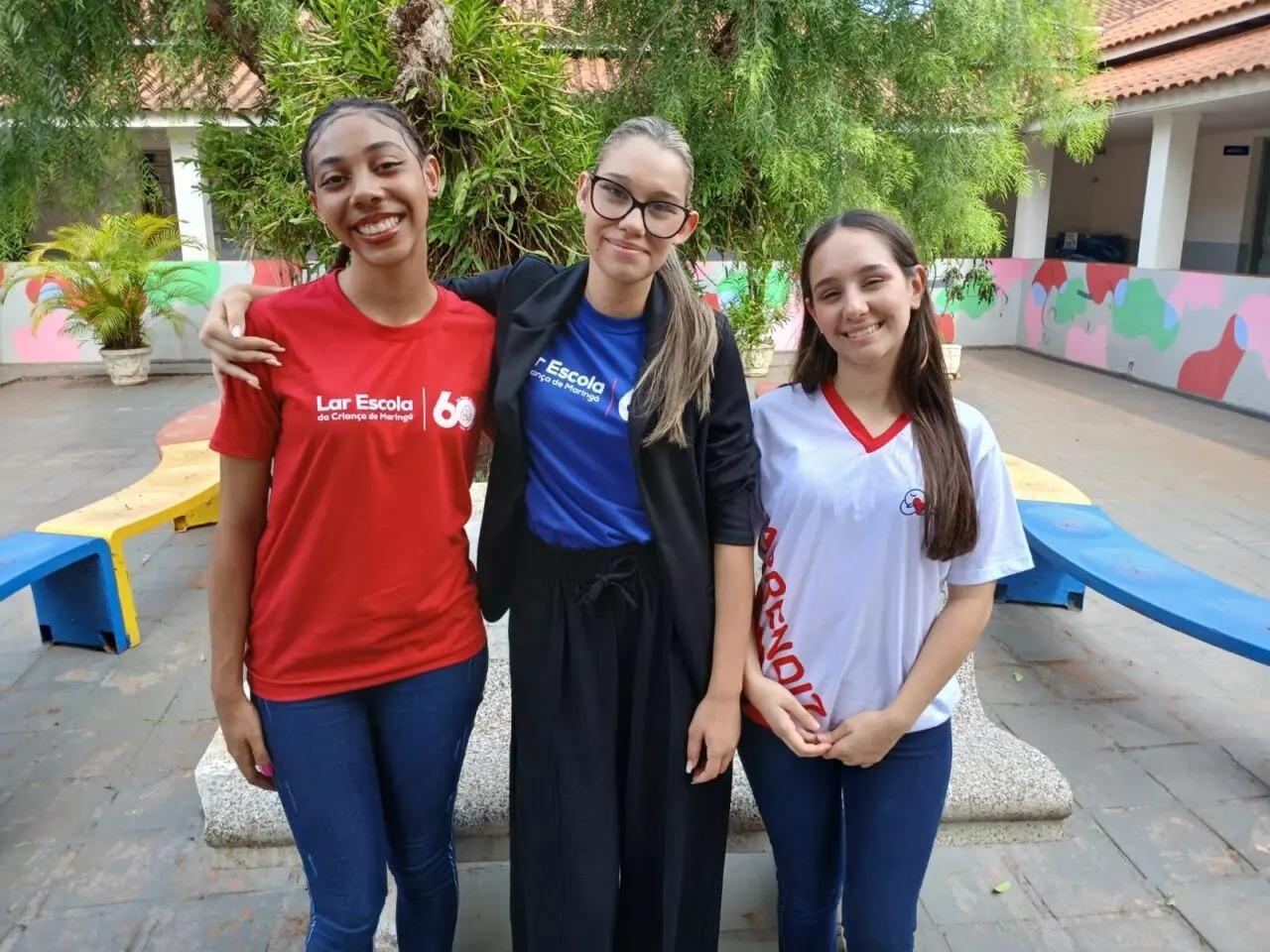 Jovens do Lar Escola de Maringá desejam um feliz Natal