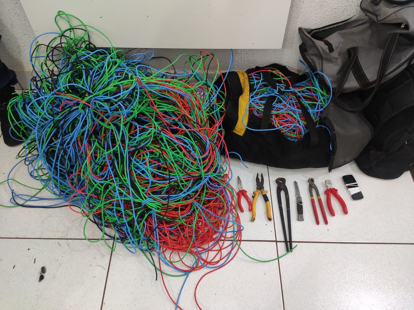 Homem é preso tentando furtar fios de fiação elétrica do Estádio Willie Davids