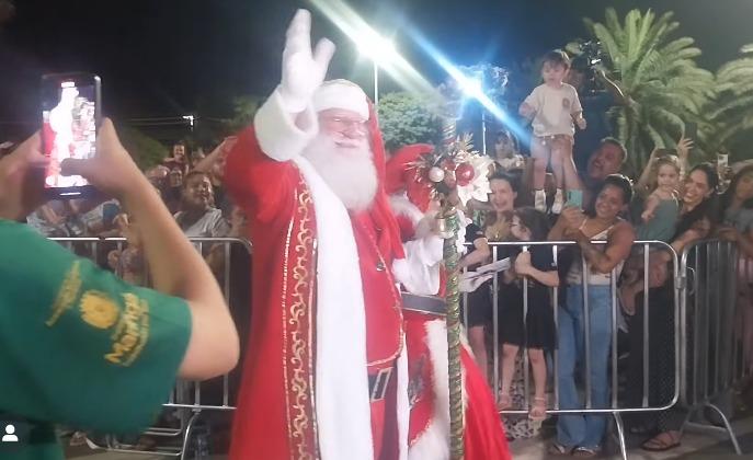 Abertura da Maringá Encantada reúne público na Praça da Catedral com chegada do Papai Noel e acendimento das luzes