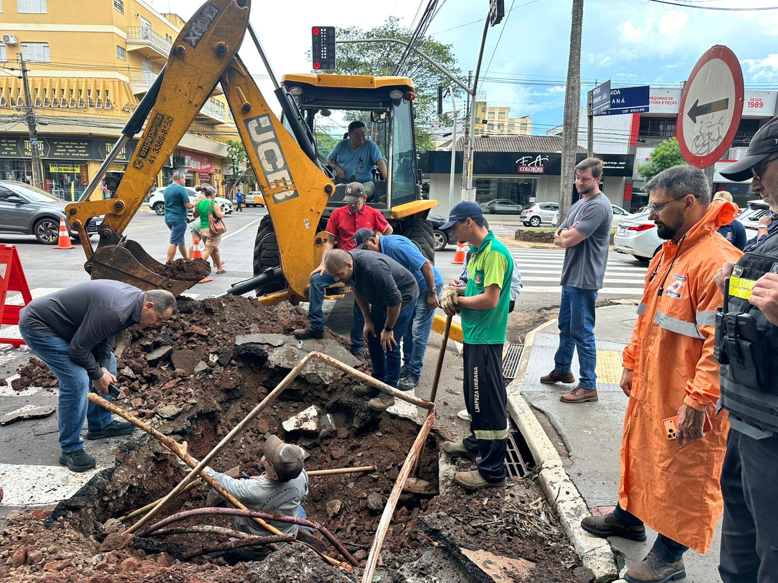 Buraco na Avenida Paraná mobiliza equipe de Infraestrutura