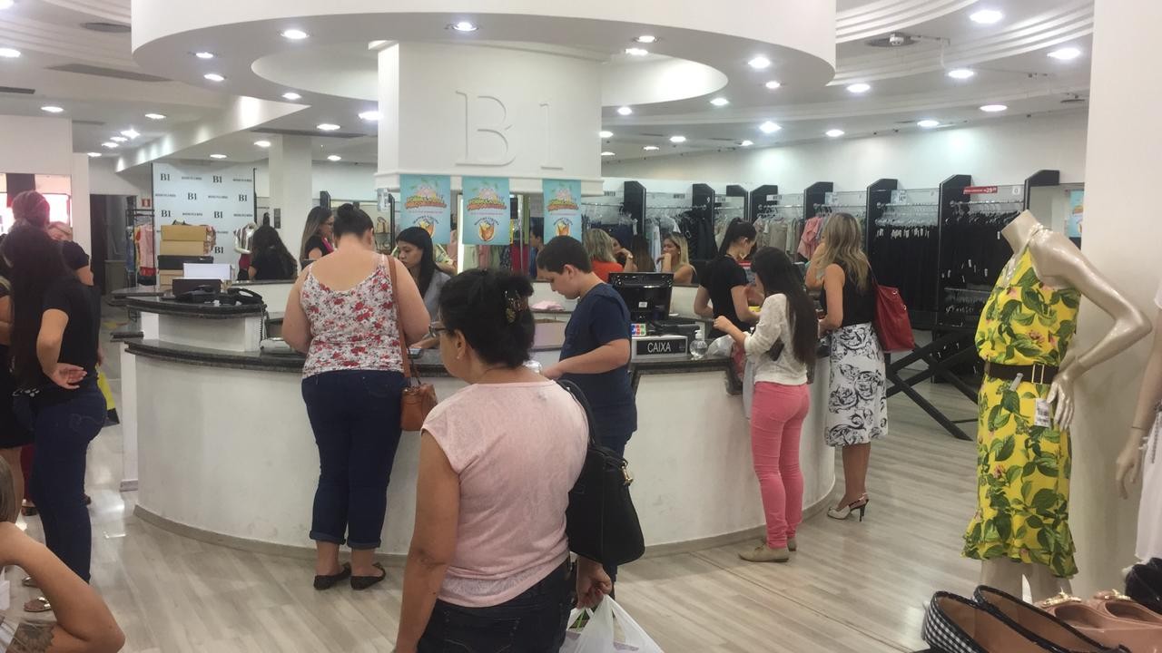 Consumidores aproveitam ofertas