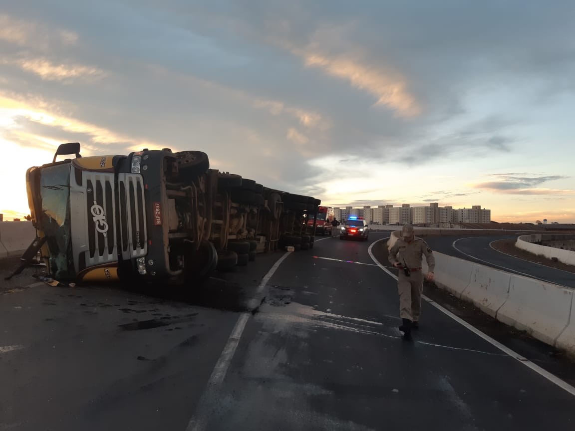 Local onde carreta tombou ainda não foi totalmente liberado