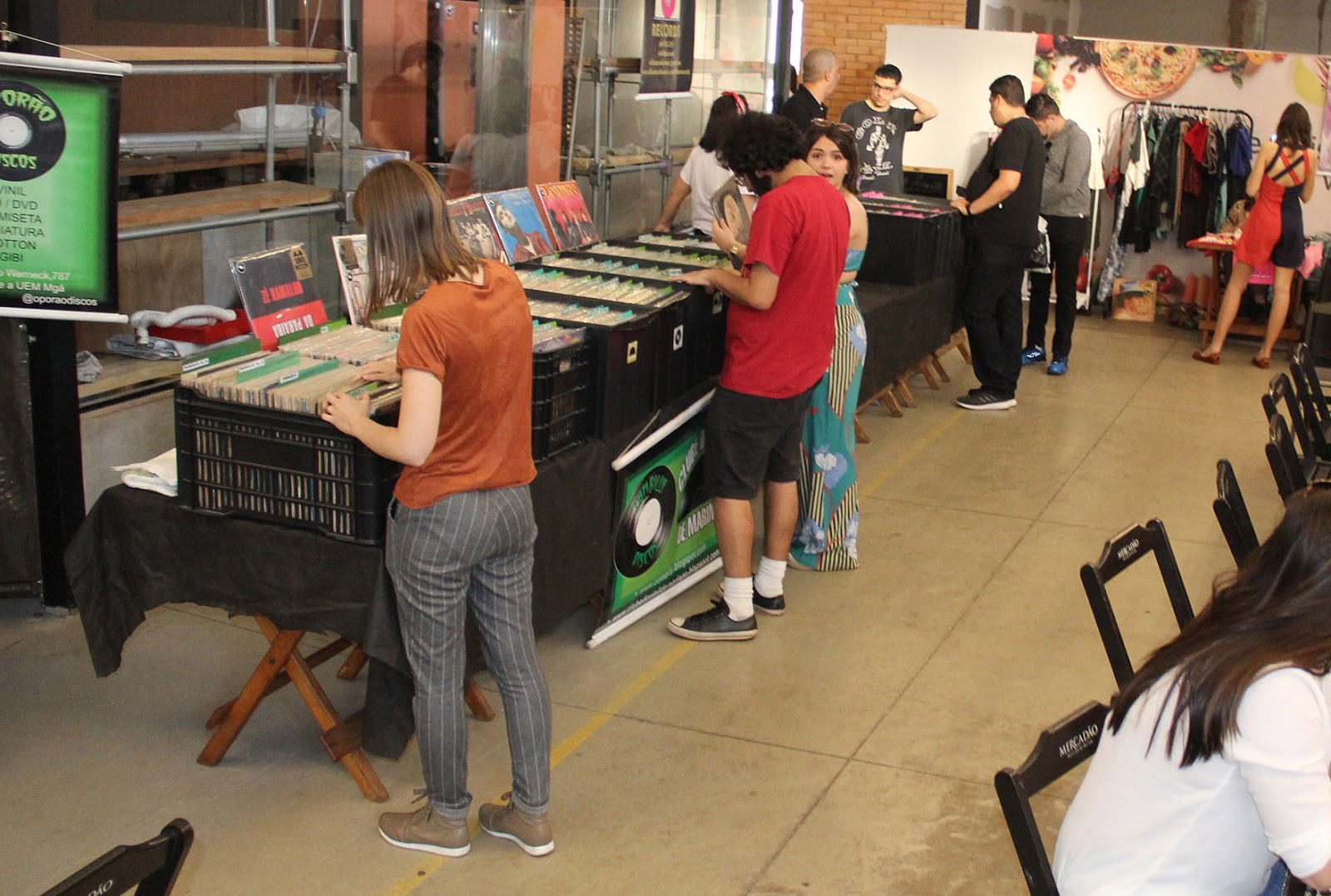 Tem Feira do Clube do Vinil de Maringá