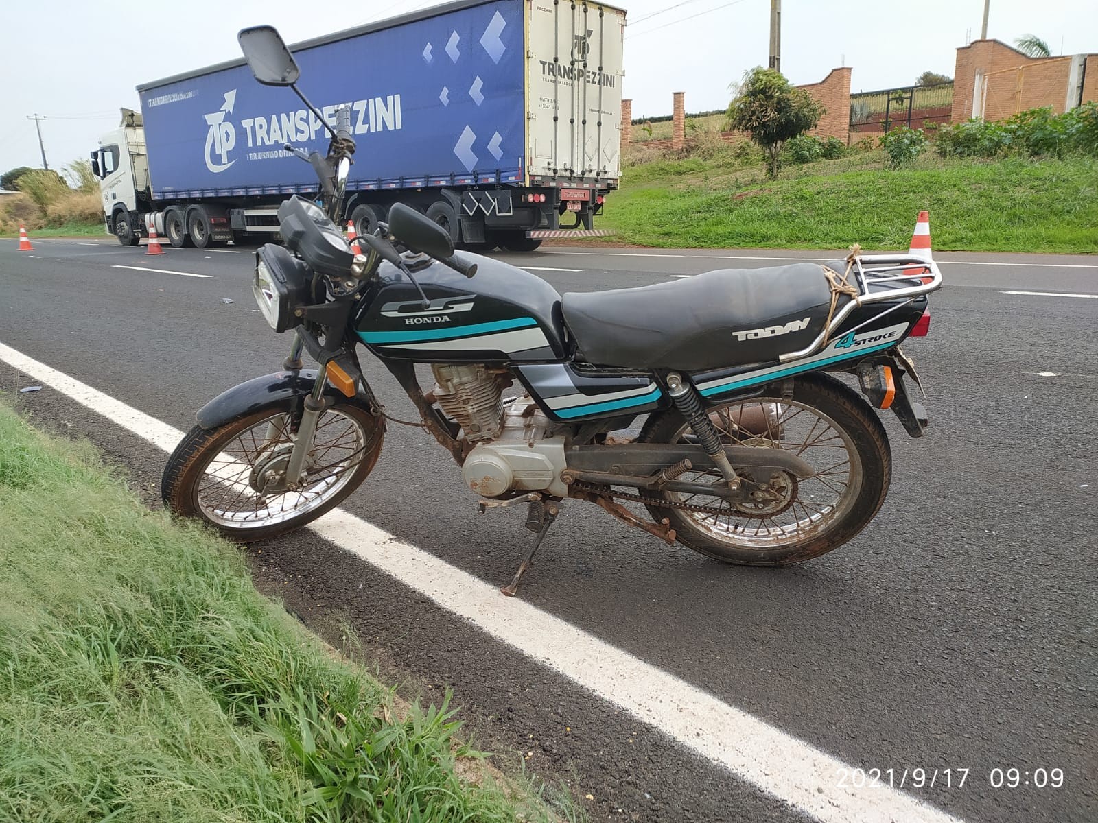 Mulher morre após cair embaixo de caminhão em acidente na BR-376