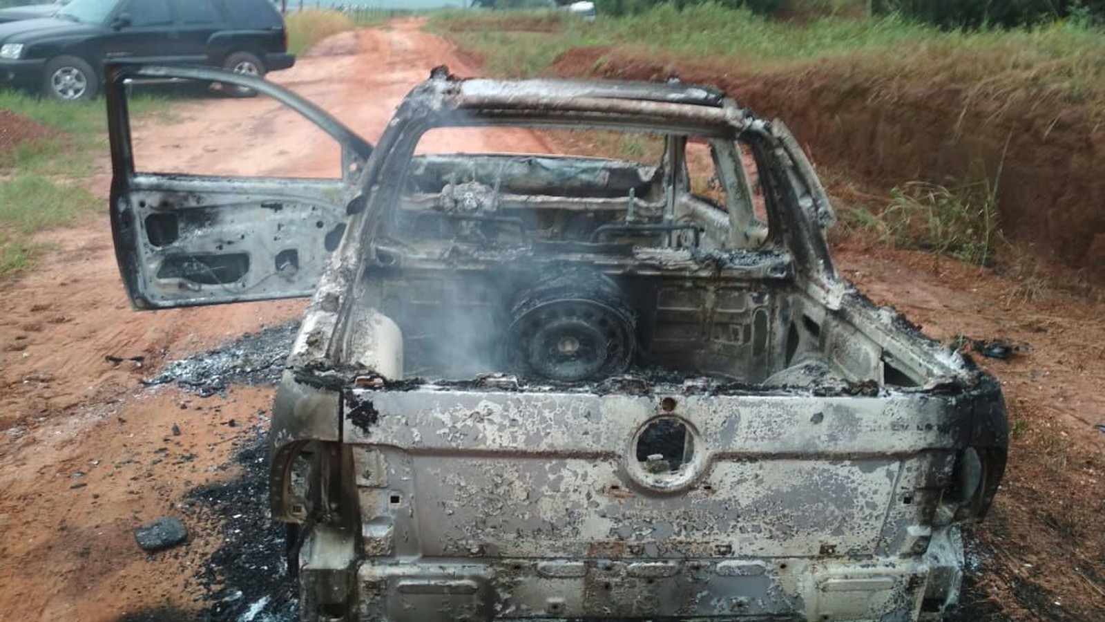 Caminhonete é encontrada incendiada em Altônia com dois corpos carbonizados