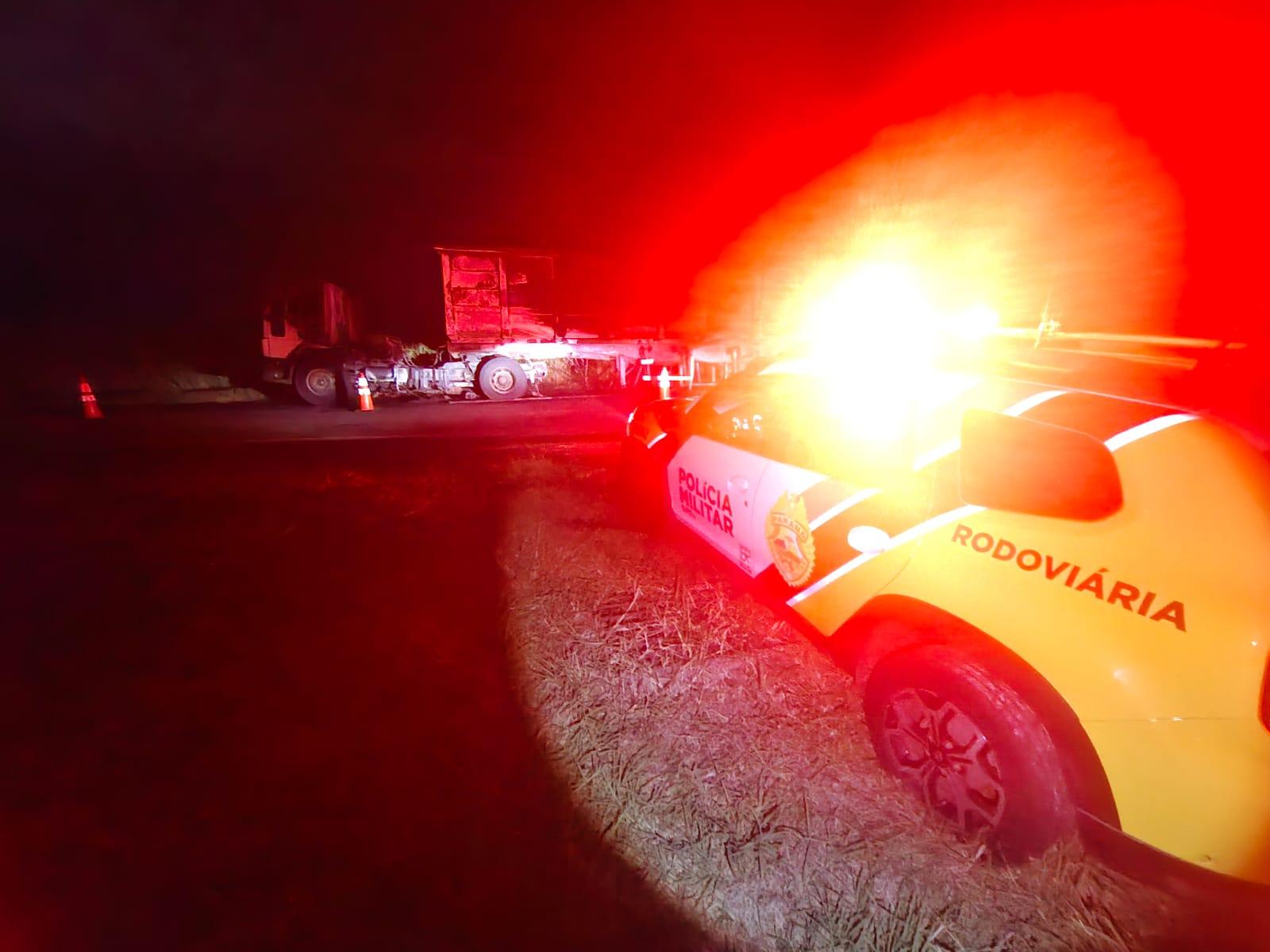 Caminhonete bate em veículo parado na rodovia e família fica ferida