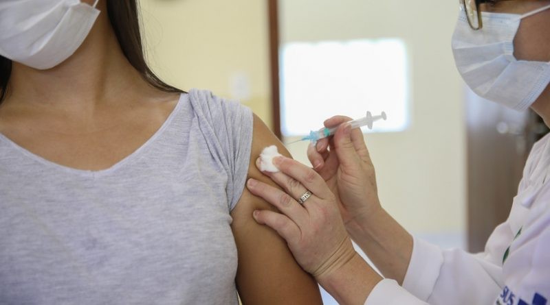 Barbosa Ferraz faz mutirão para vacinar trabalhadores do comércio contra o coronavírus