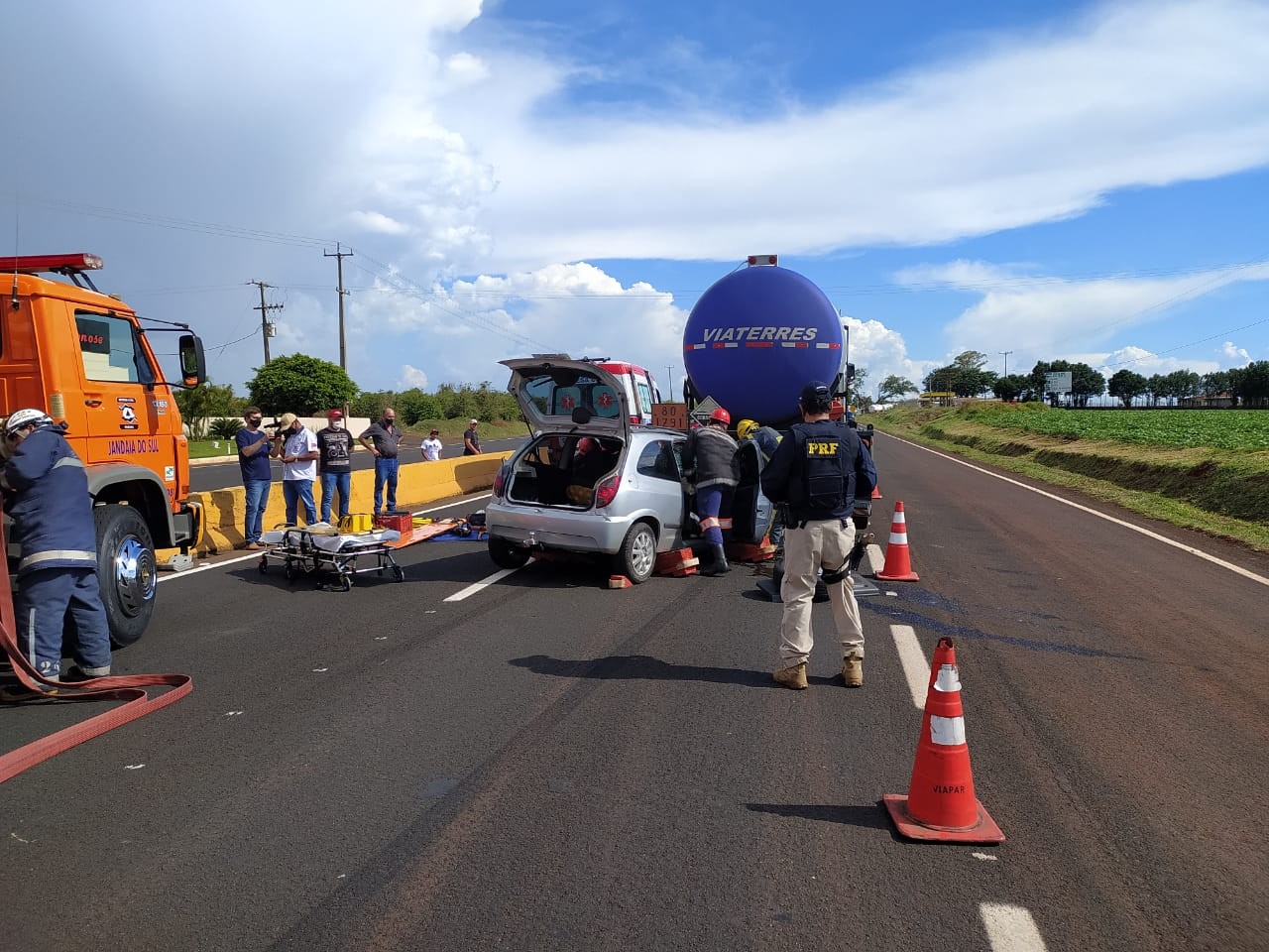 Acidente grave causa congestionamento e segunda colisão na BR-376