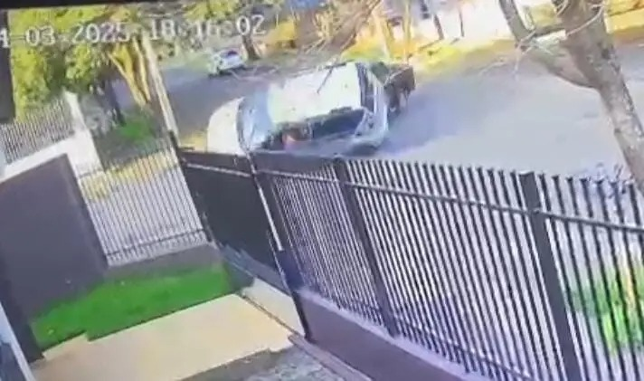 Câmera de segurança registra acidente em cruzamento de Maringá