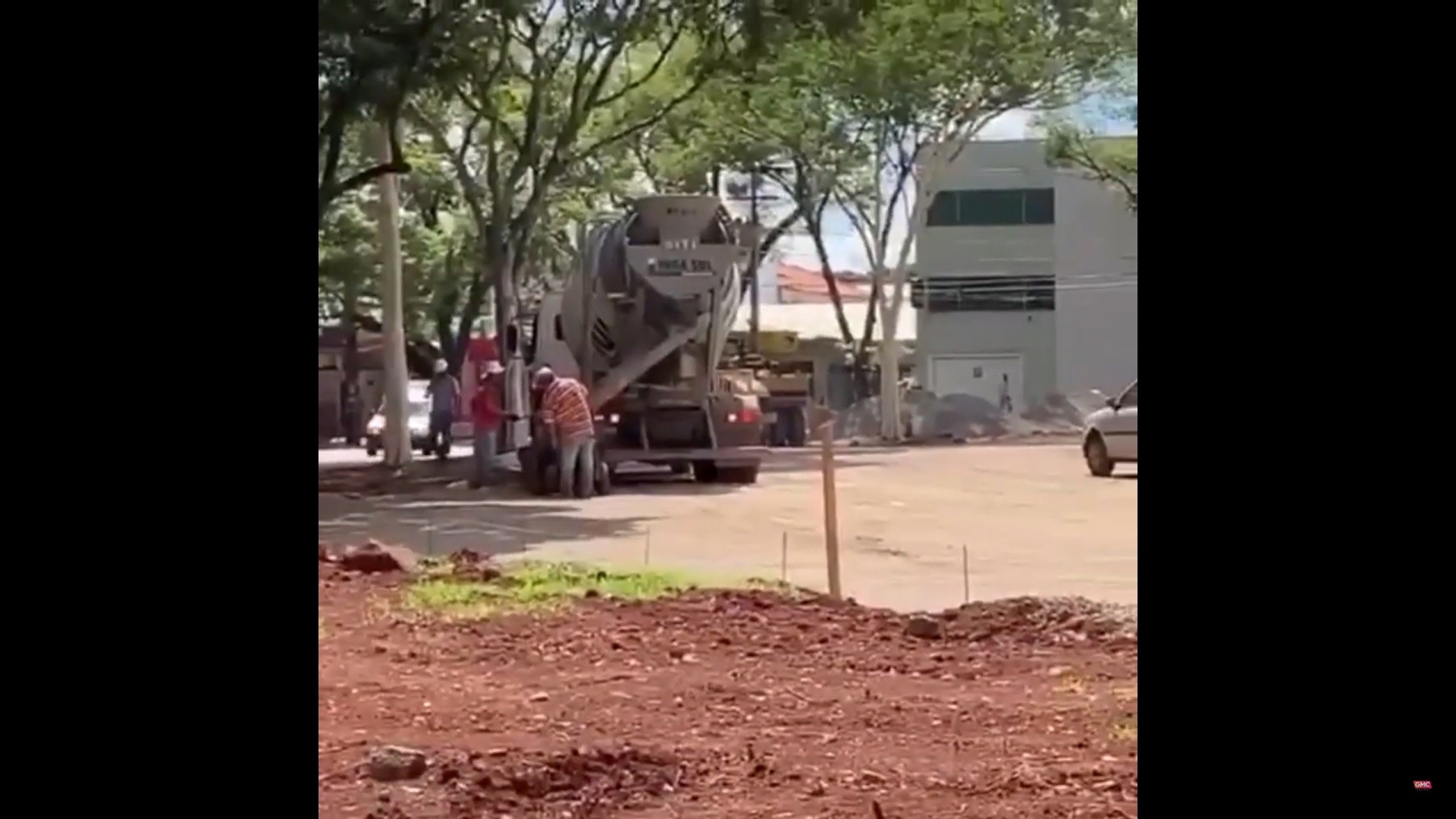 Apesar de decreto, obra em torno do Teatro Reviver continua