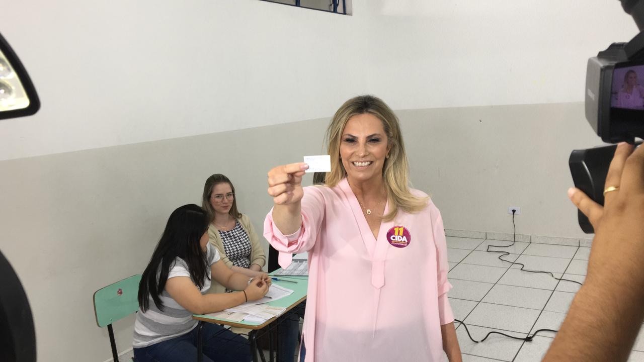 Governadora Cida Borghetti vota no colégio Regina Mundi, em Maringá