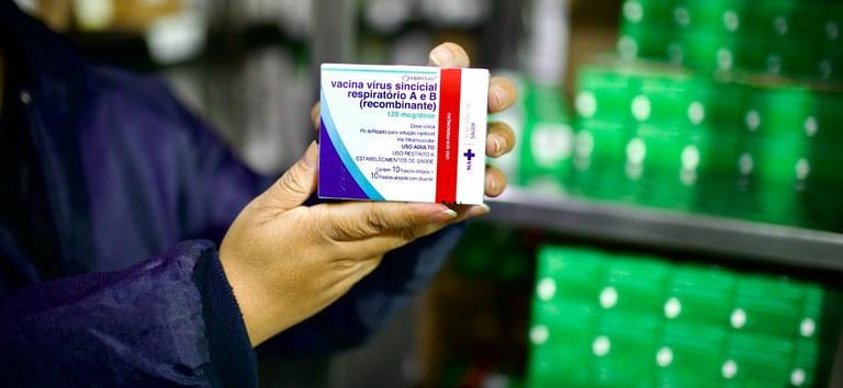 Com dose única, vacina contra VSR começa a ser aplicada no Paraná