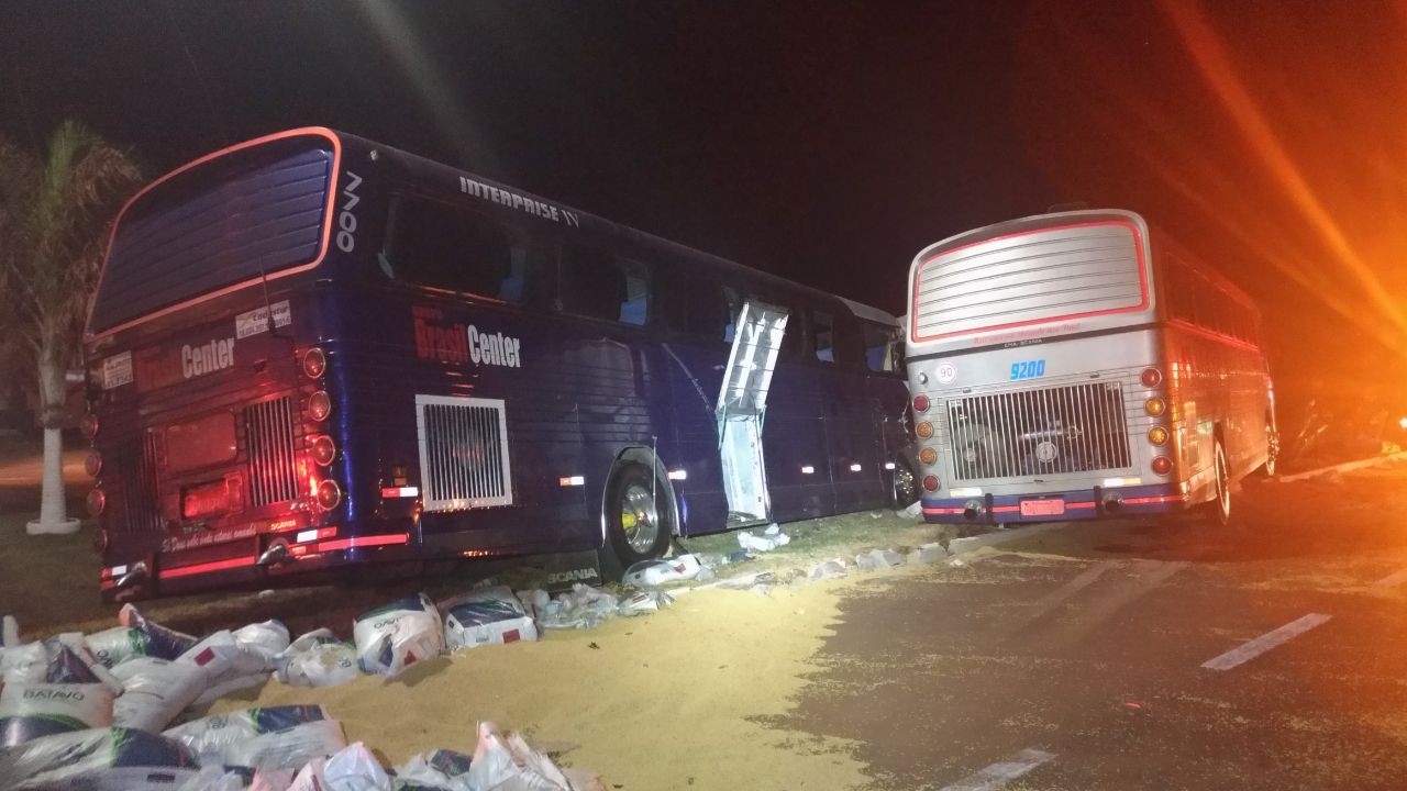 Sete pessoas ficam feridas em acidente entre caminhão e dois ônibus de turismo