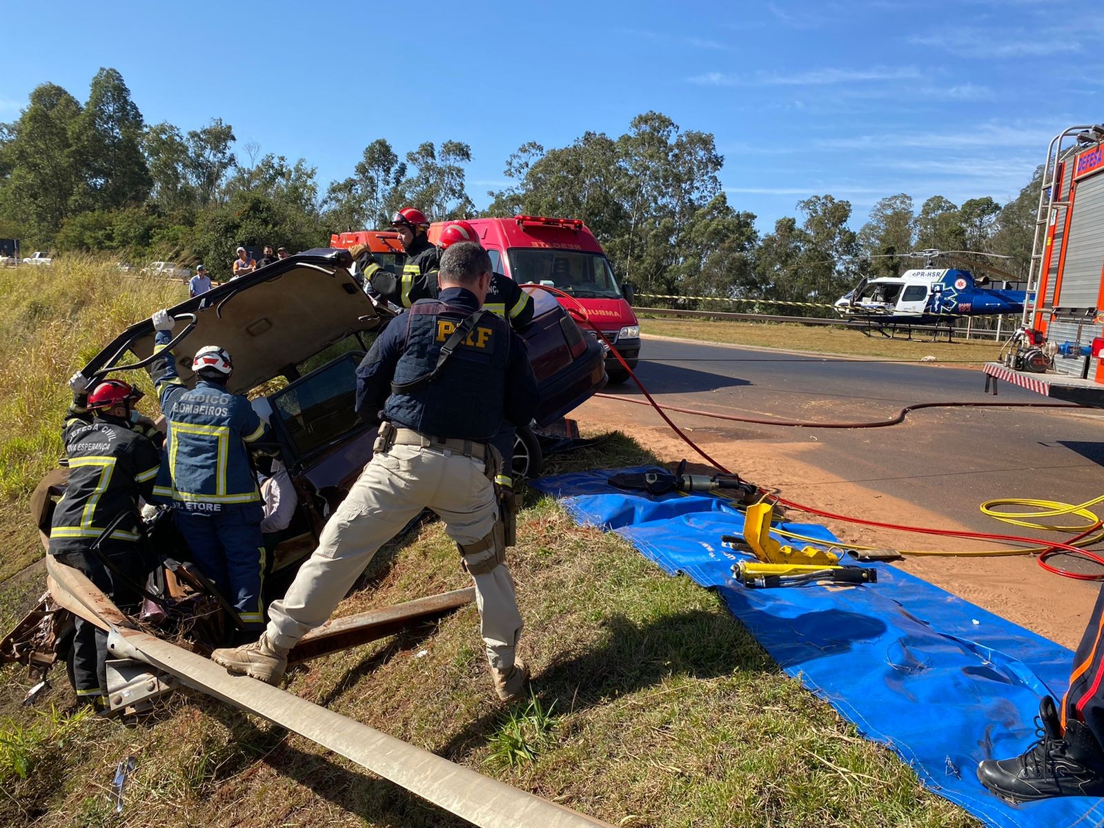 Carro que se envolveu em acidente na BR-376 carregava 201 kg de maconha