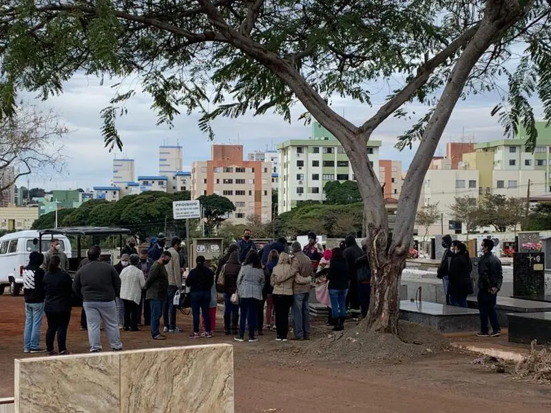 Menino Nicolas é enterrado em Maringá sob forte comoção de familiares