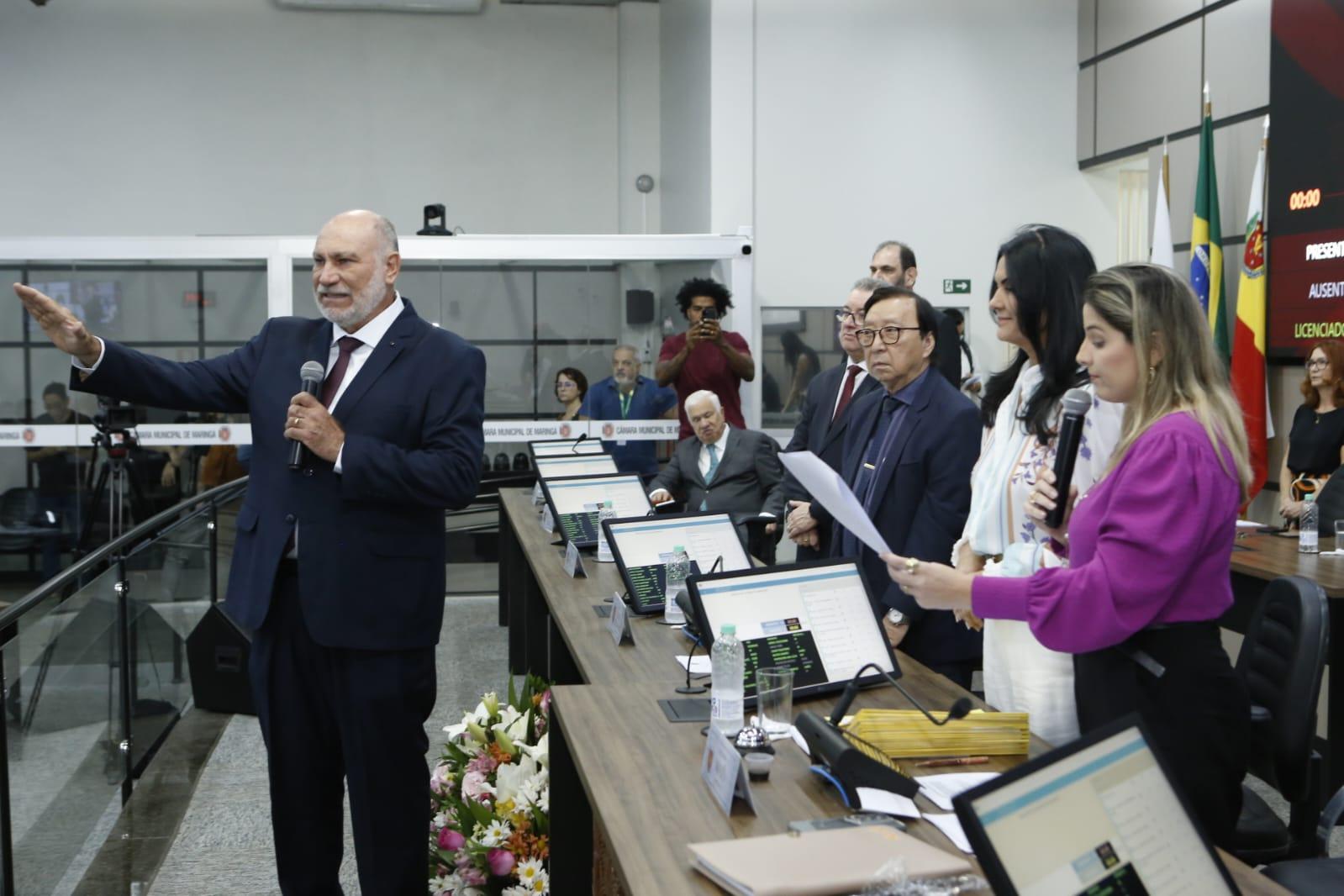 Professor Pacífico assume cadeira na Câmara Municipal de Maringá