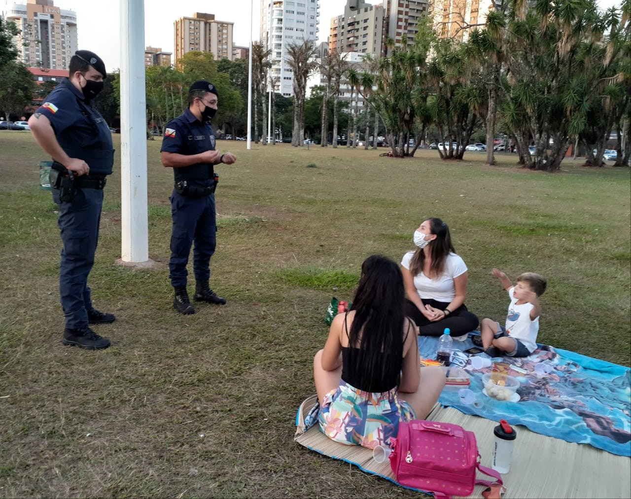 Força-tarefa orienta quanto ao uso de máscaras em Maringá