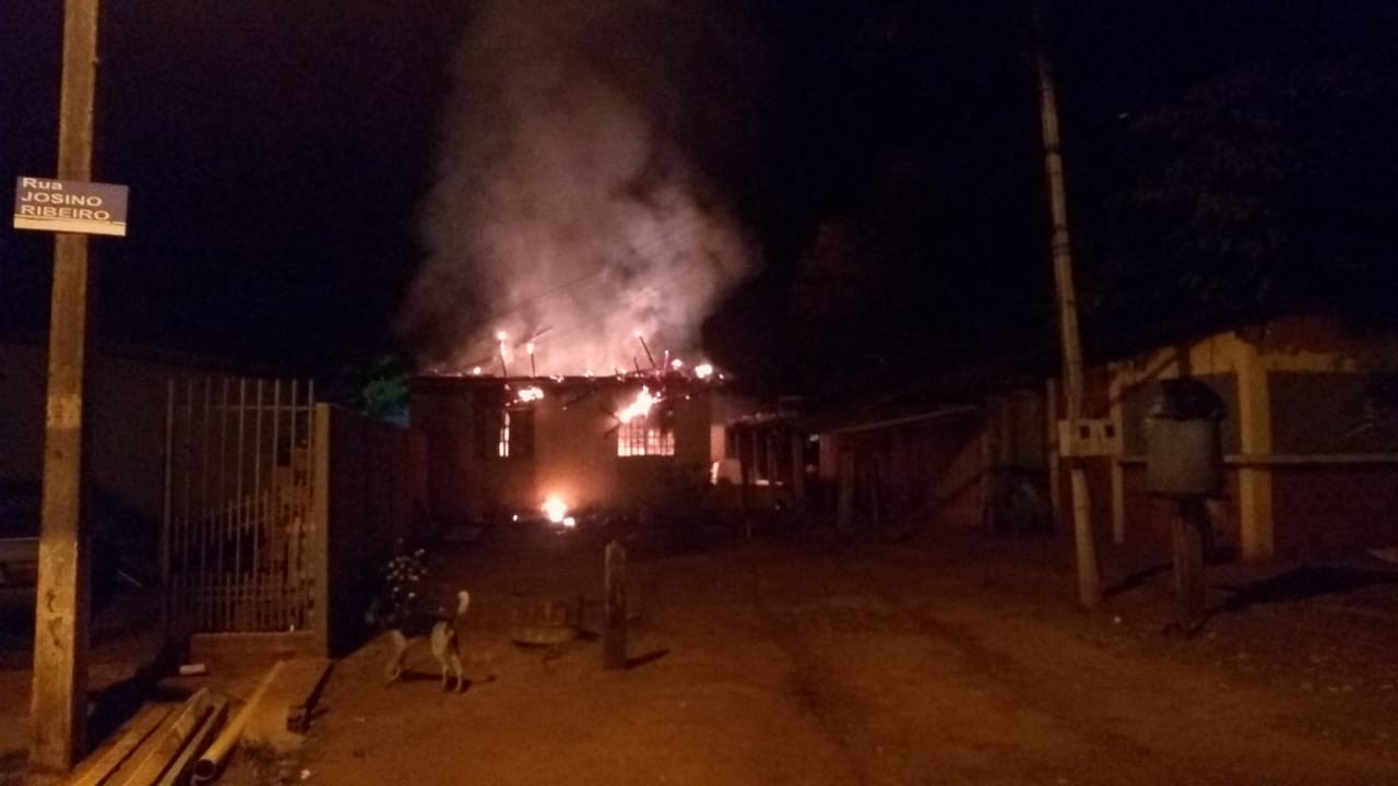 Incêndio destrói casa na região de Maringá e assusta a vizinhança