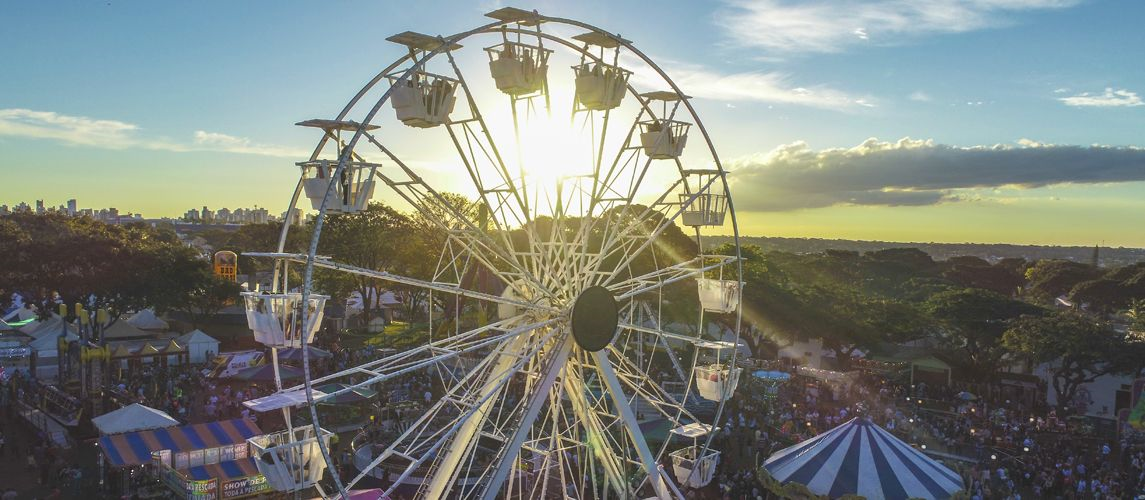 Mulher desmaia dentro de cabine de roda gigante em parque de diversões