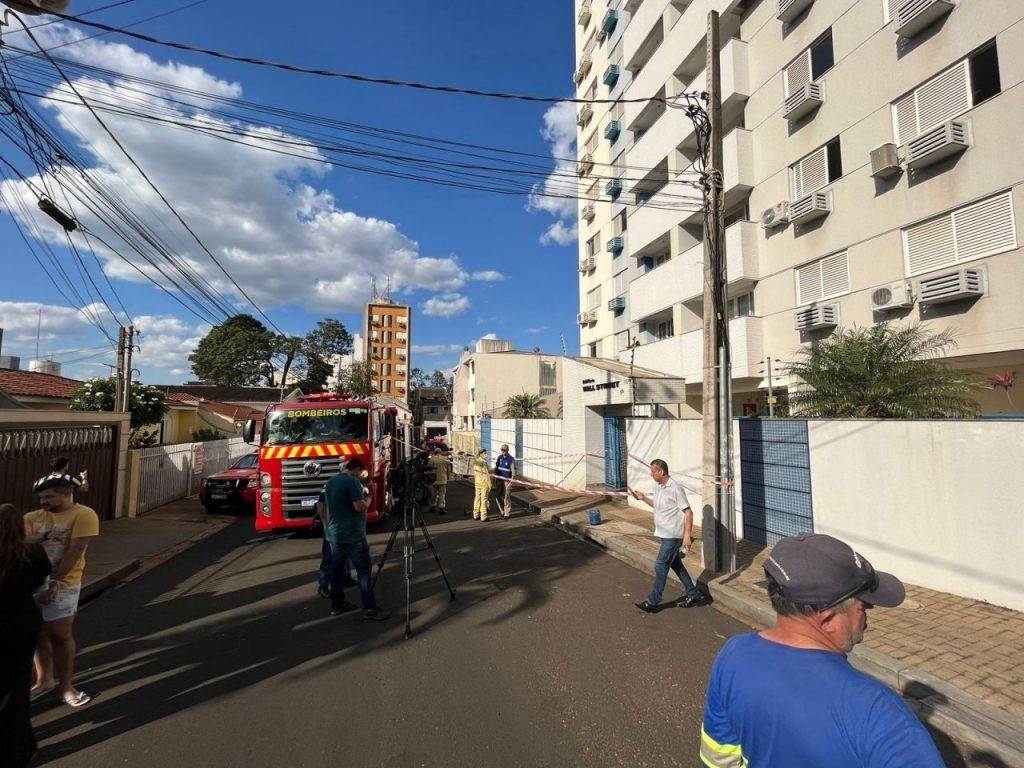 Apartamento fica destruído após incêndio em Maringá