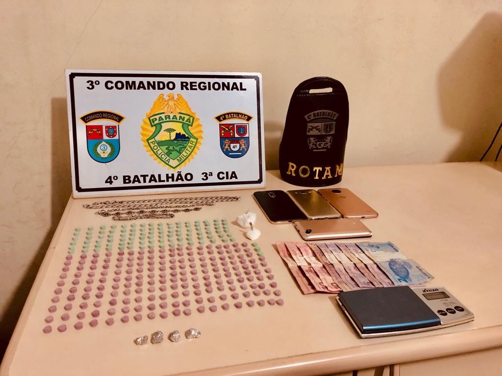 Polícia prende adulto e apreende três menores por tráfico de drogas