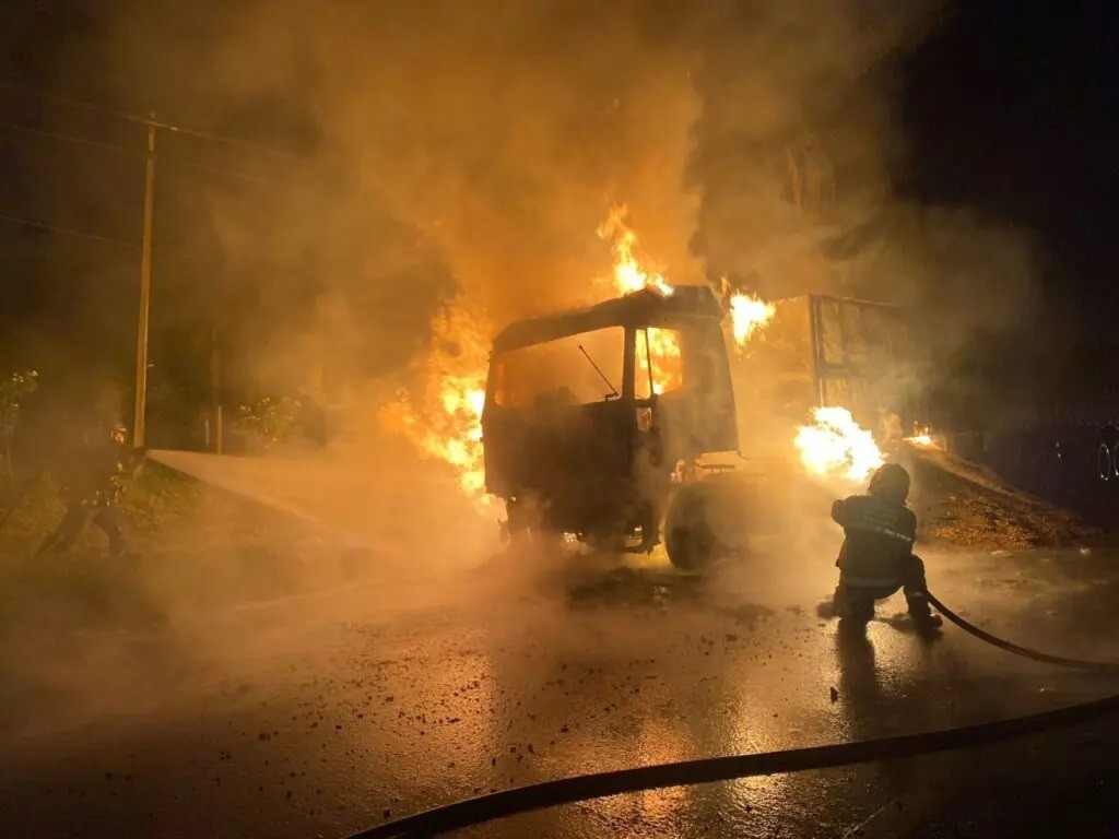 Caminhão carregado com carga de grãos pega fogo na BR-376