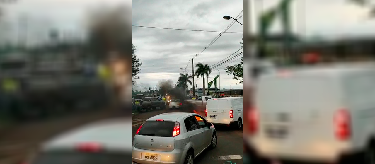 Protesto complica o trânsito na PR-317, em Maringá