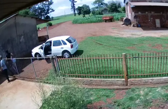 Mulheres distraem idosa com venda de cobertores e furtam residência da vítima