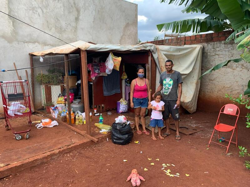 Sem ter onde morar, família se abriga em galinheiro em Maringá