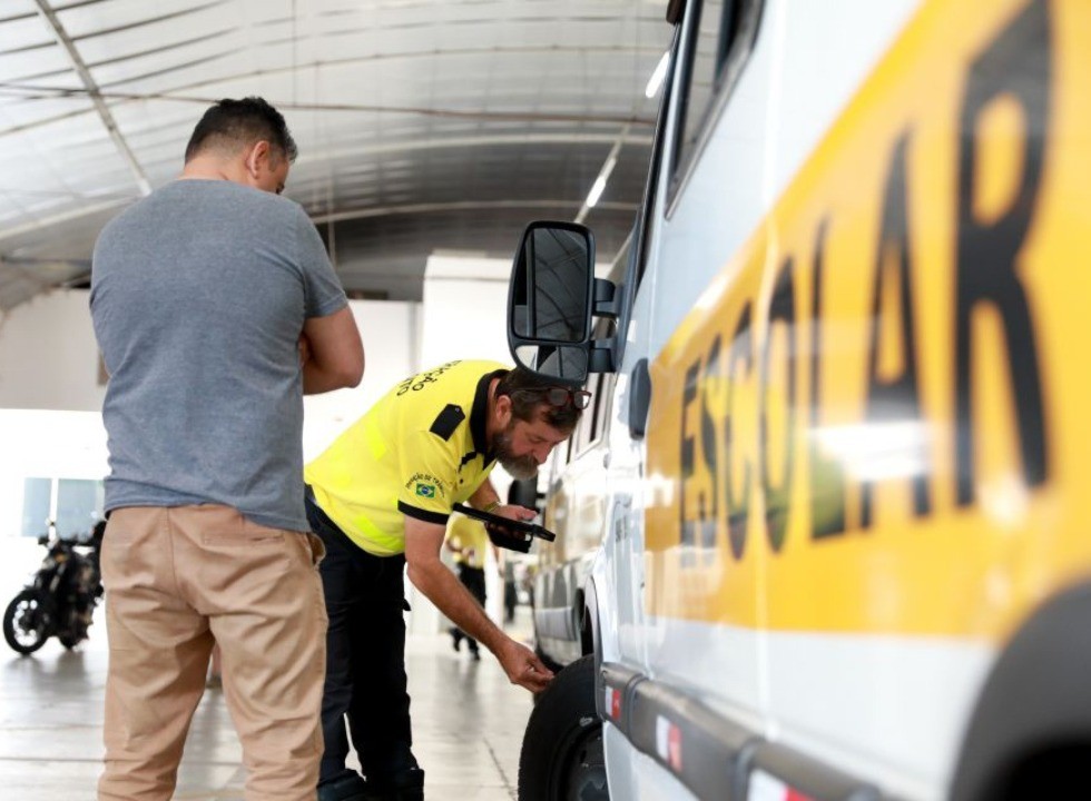 Semob vistoria veículos de transporte escolar