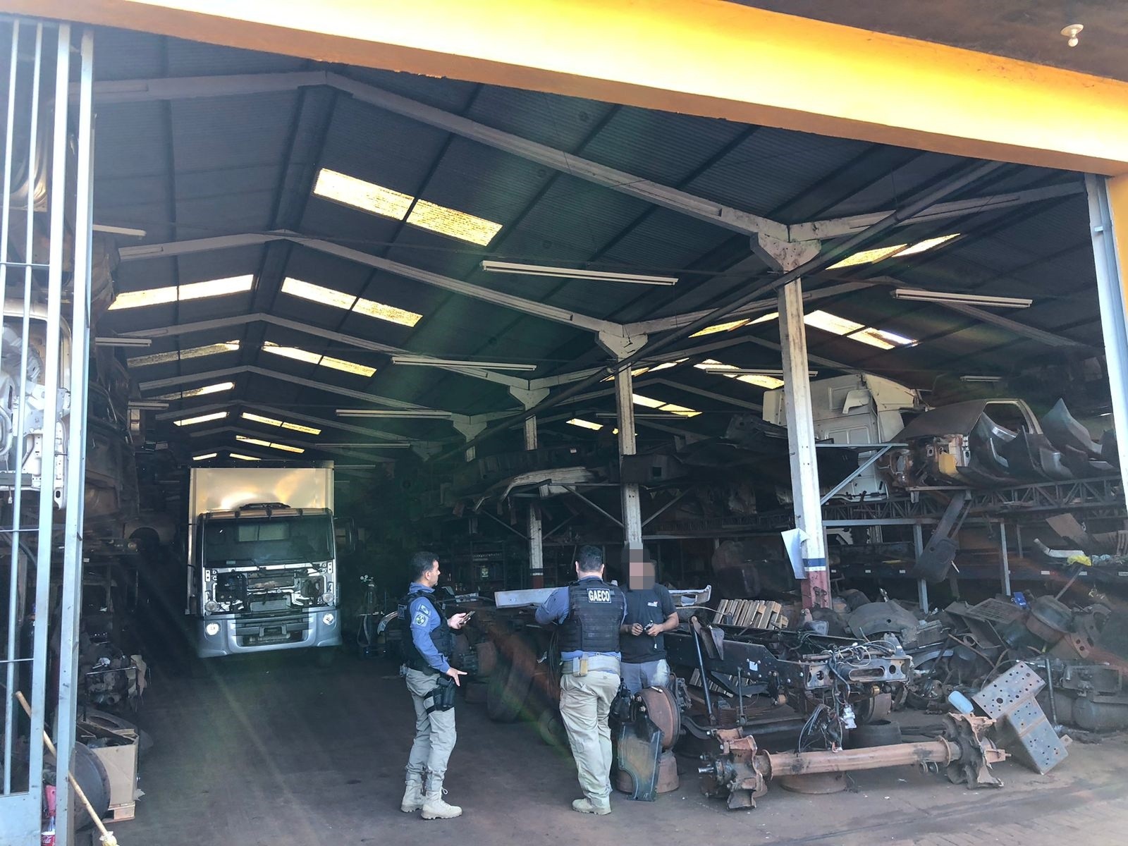 Gaeco cumpre três mandados em autopeças e revenda de veículos em Maringá