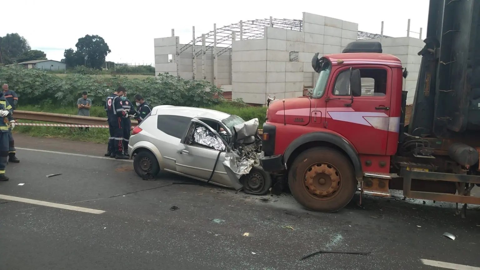 Duas pessoas morrem em colisão frontal entre carro e caminhão na BR-376