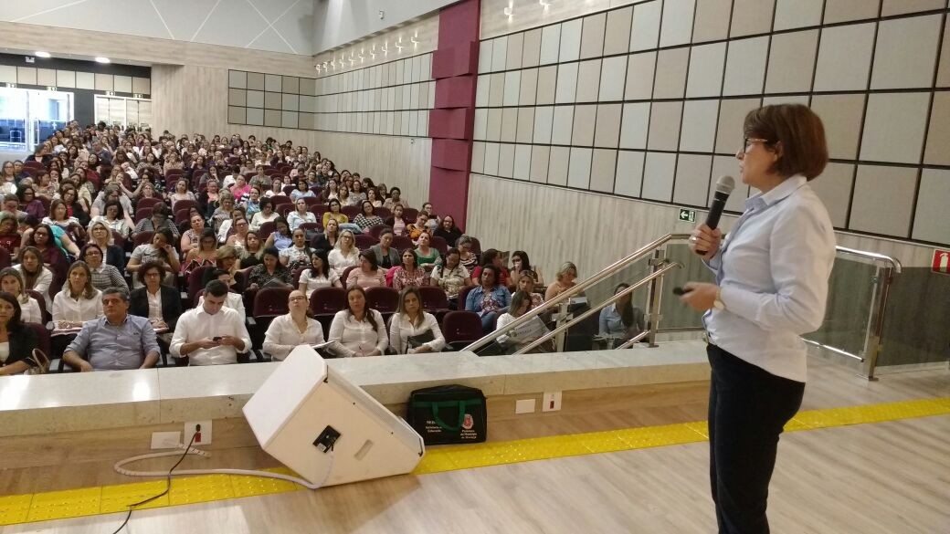 Centenas de gestores públicos e educadores da  Amusep debatem a nova Base Nacional Curricular