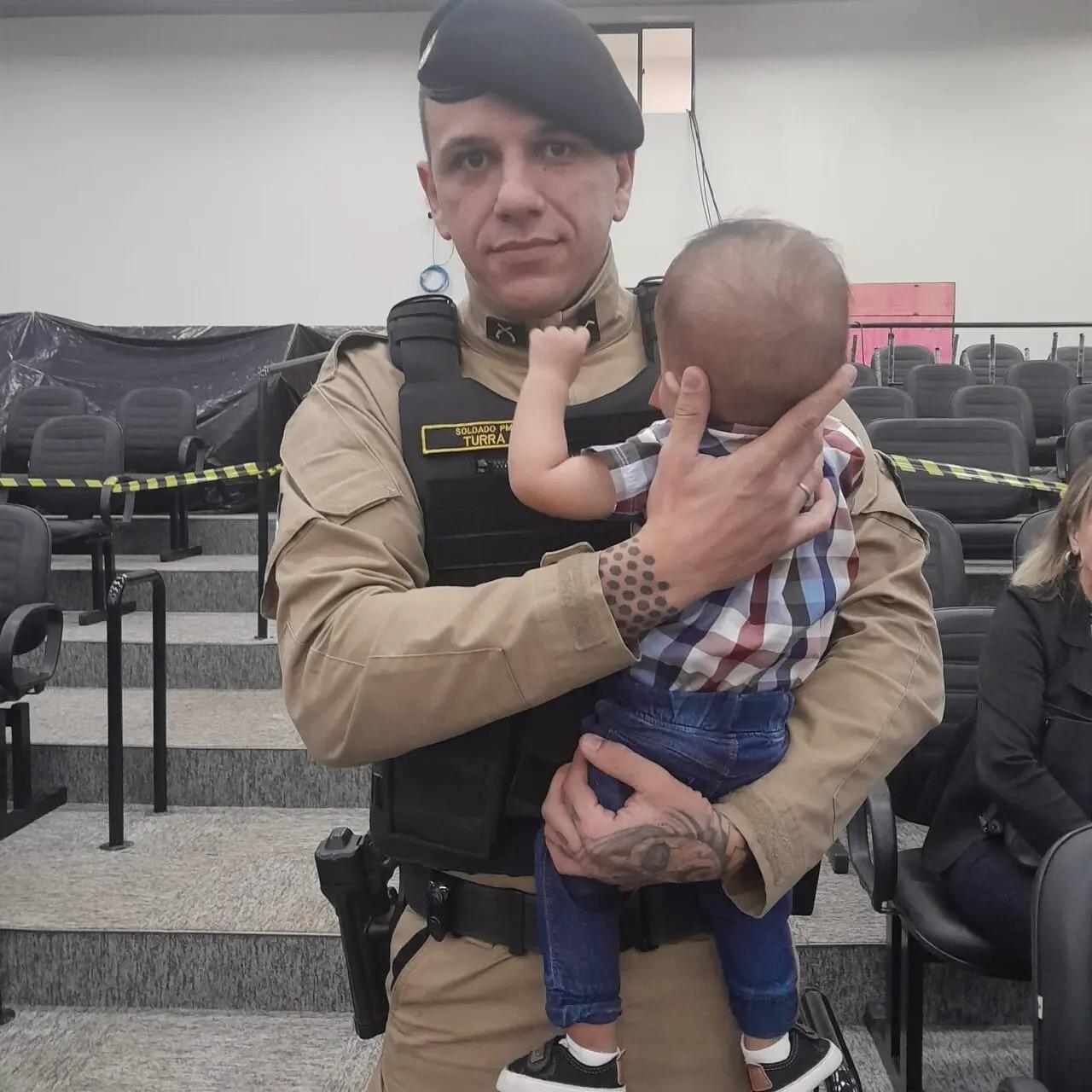 Soldado que ajudou salvar bebê engasgado recebe medalha de Honra ao Mérito em Maringá