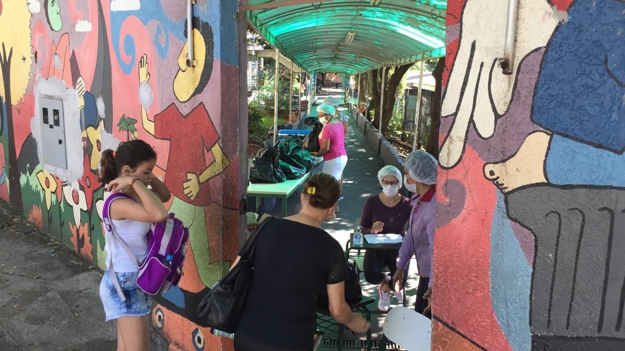 Famílias cadastradas no Bolsa Família recebem alimentos da merenda escolar