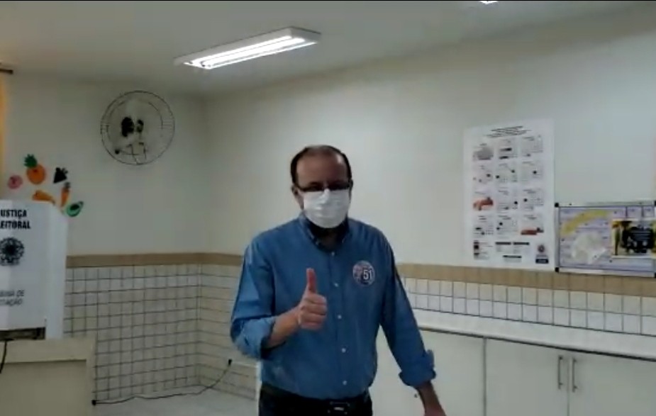 Candidato Eliseu Fortes vota na Escola Jesuína de Freitas