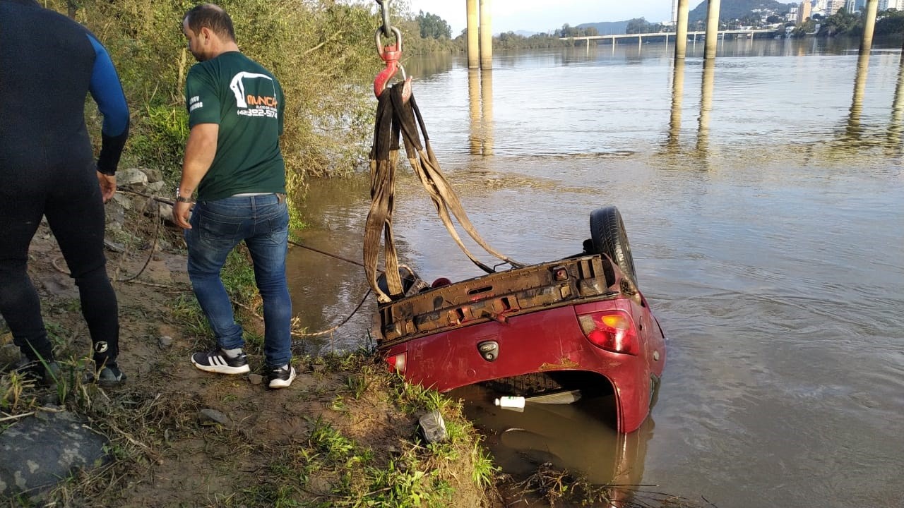 Encontrados últimos corpos de vítimas de carro que caiu no Rio Iguaçu, em União da Vitória