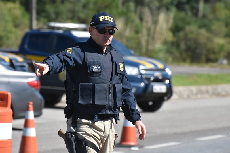 PRF flagra motorista de ônibus embriagado em Mandaguari