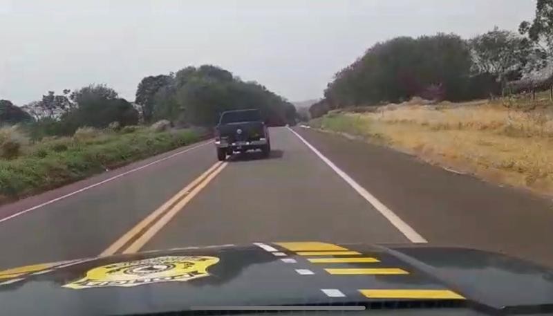 Após assalto com reféns e perseguição, homem é preso pela PRF; VÍDEO