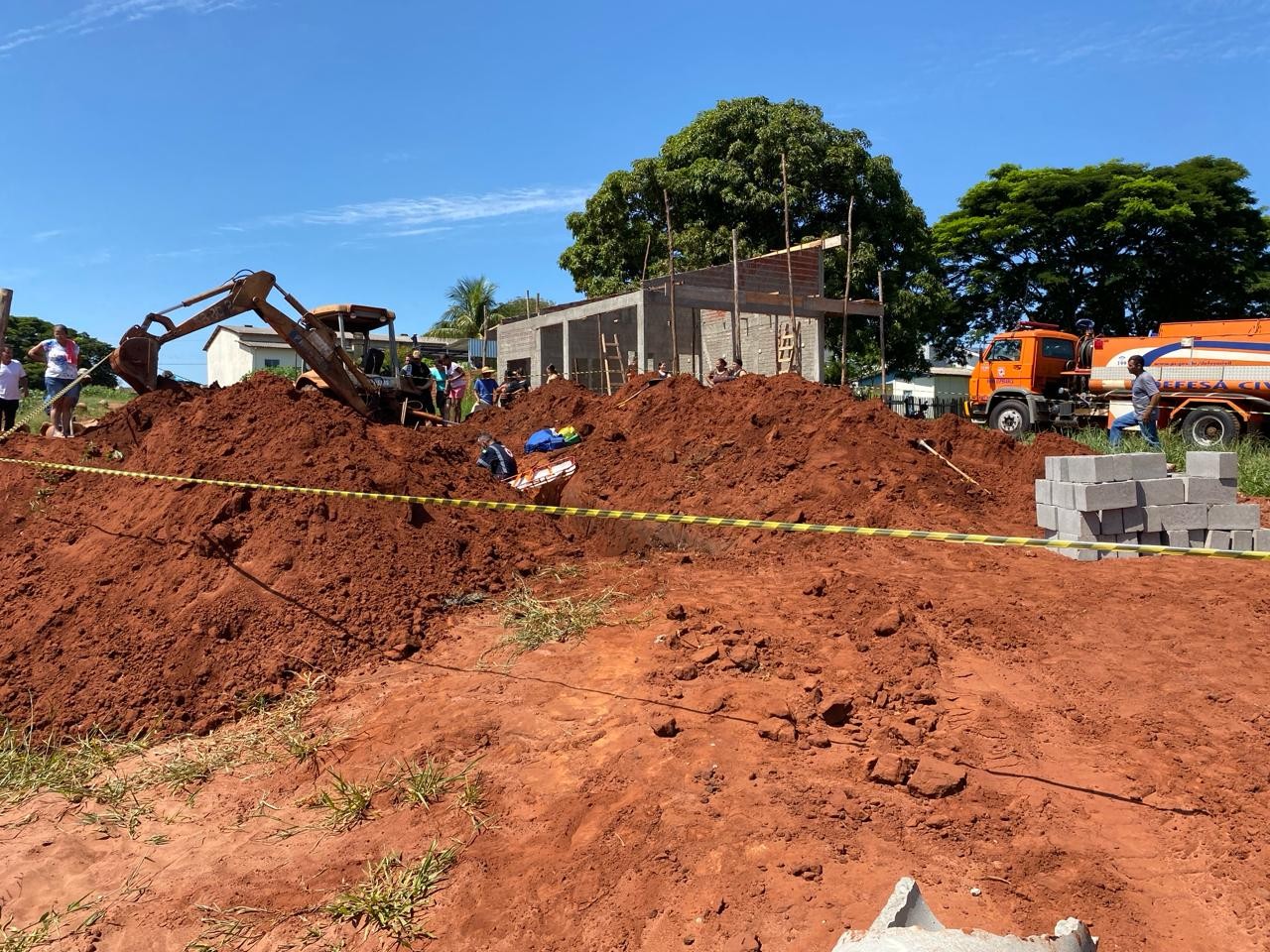 Trabalhador é soterrado e socorrido em estado grave